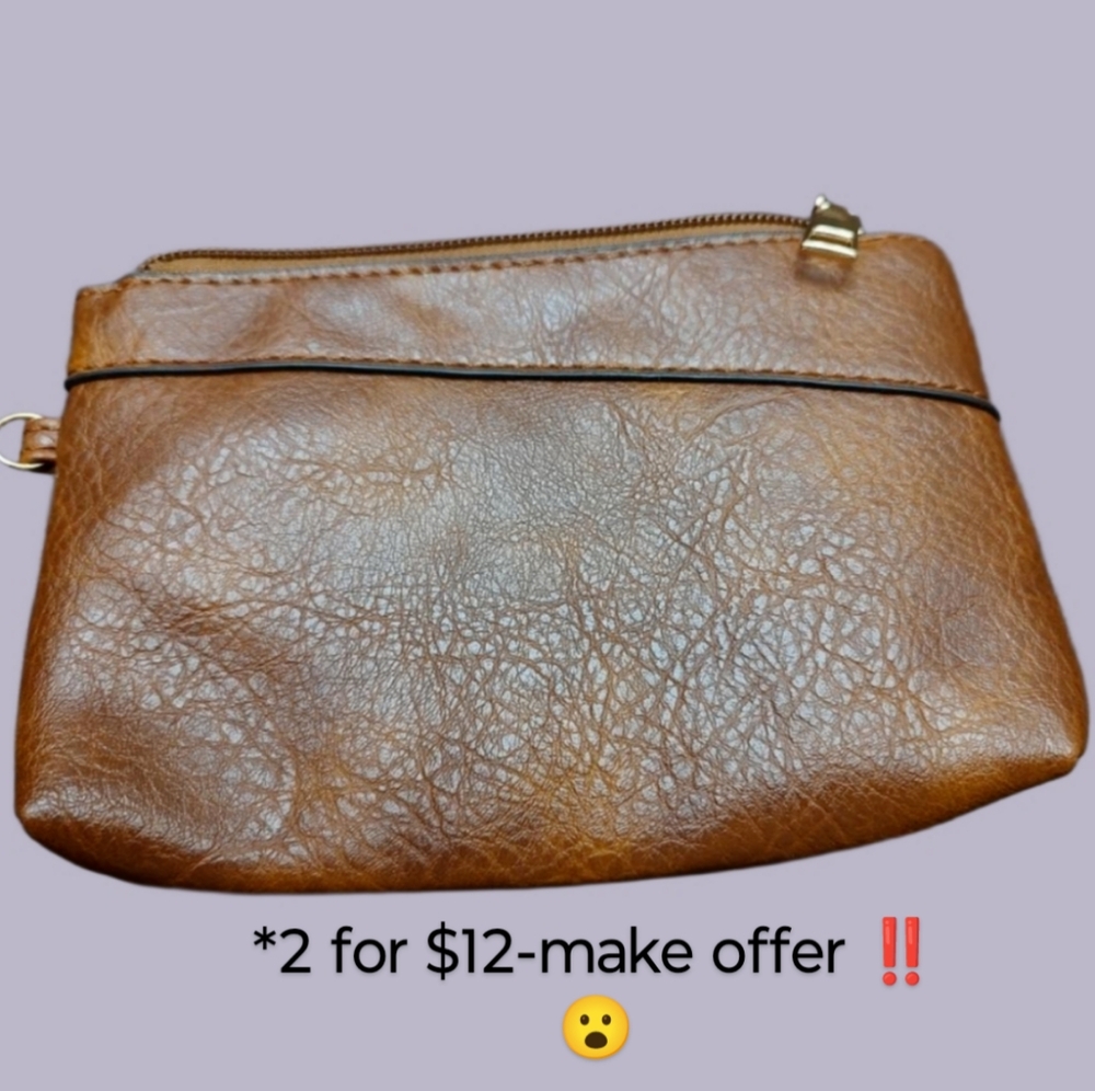 Very nice lined leather look wristlet wallet or coin purse. No divider slots❣️👀